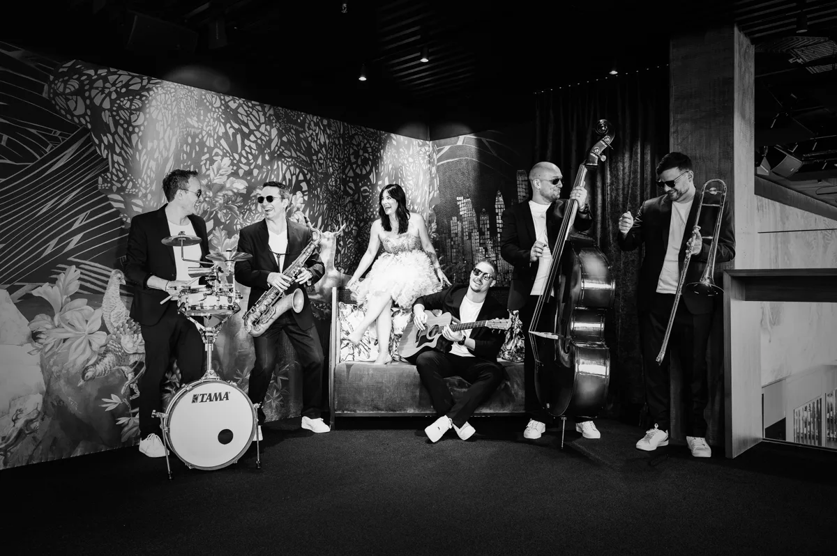 Gianni D’Agostino am Schlagzeug mit der Liveband MAXiN